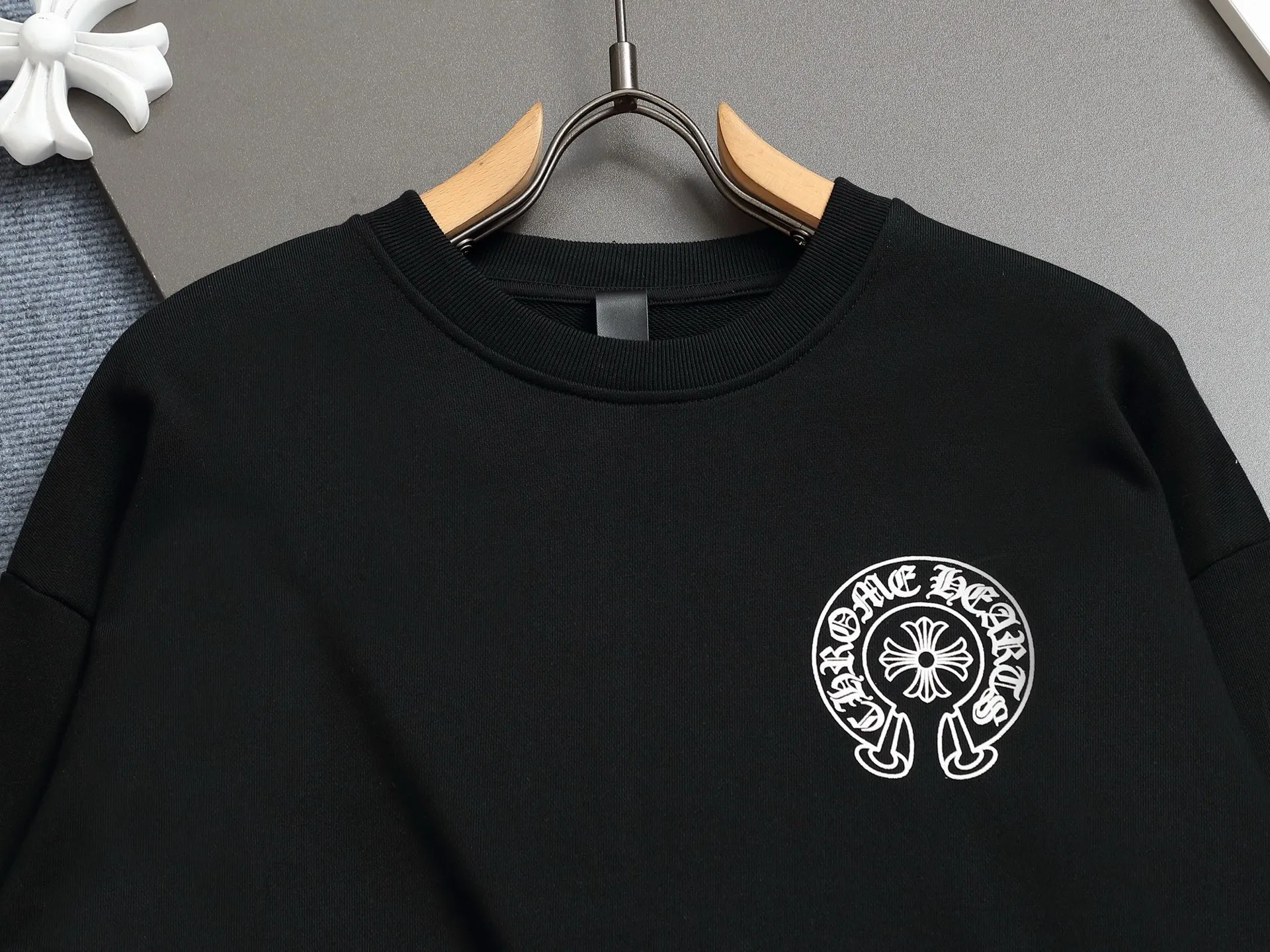 P230 Chrome hearts ch Chrome hearts cross horseshoe LOGO printed round neck sweatshirt, large version, loose and stylish, low version, slim version, upper body and pulled hips, 100% commitment: top quality, not fast food, the highest version on the market, top quality, 420 grams, 26 counts of custom-dyed double yarn cotton, the same style for men and women, complete with three standards. Color: Black White Size: XS-L